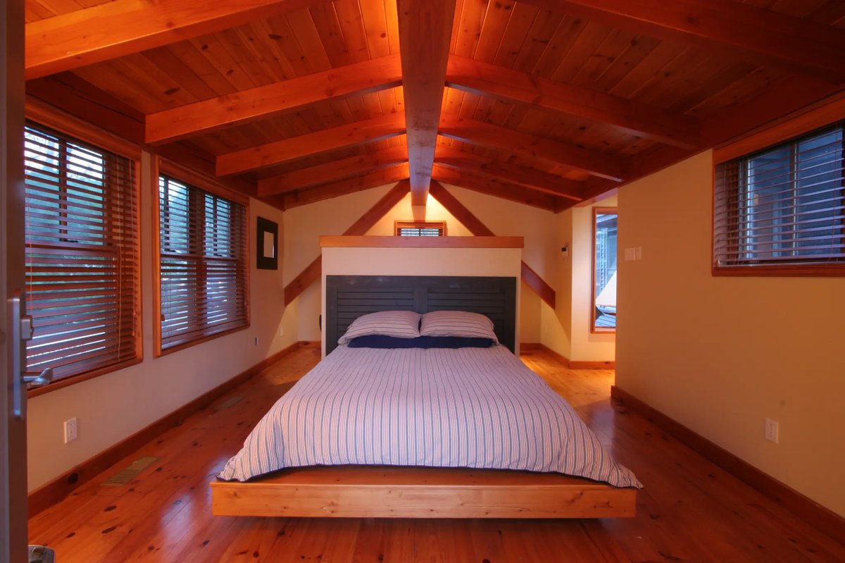 Pointe-Claire — Bedroom